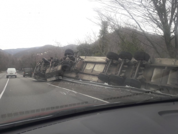 Водитель из Абхазии не вписался в поворот возле поселка Тюменский