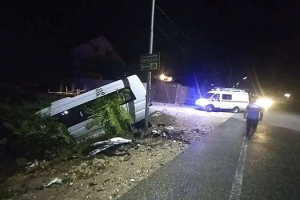 Автобус с туристами съехал в кювет после ДТП в Абхазии
