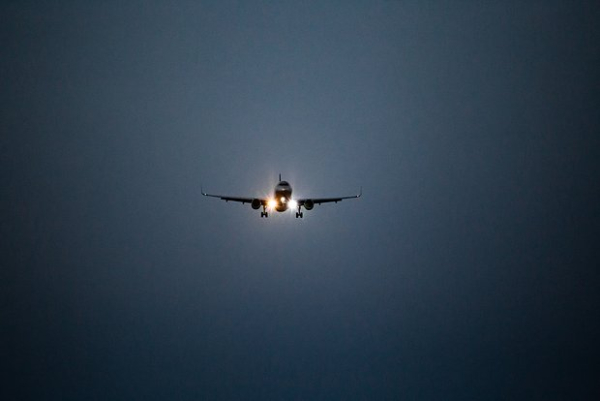 Пилоты самолета с россиянами на борту заметили неопознанный предмет в небе
