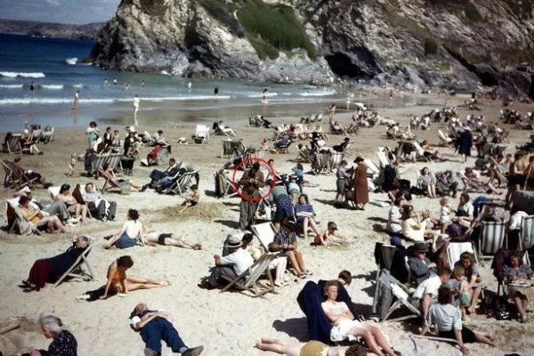 В соцсетях заметили путешественника во времени на фото 1940-х годов